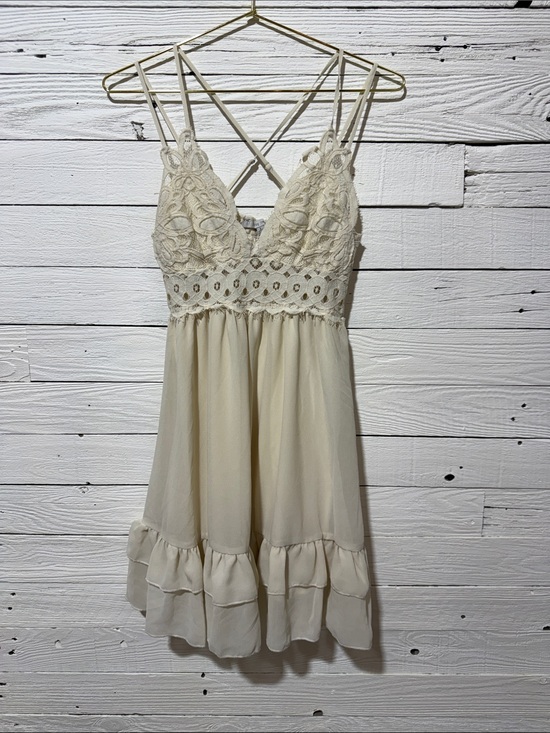 Love Tree Dresses & Skirts - Love Tree Cream Lace Spaghetti Strap Dress